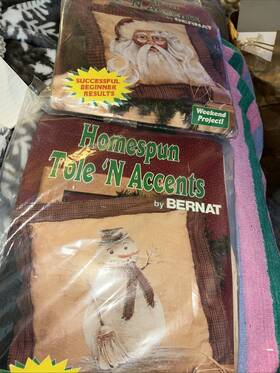95-1772-00 Bernat 2 Homespun Tole N Accents By Old St. Nick And Snowman Pillow Covers