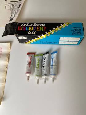 0798-27 Tri-chem 0821 Discovery Kit - Clowns And Black Green Red Blu
