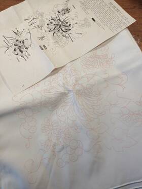 8928 Tri-chem Vintage Liquid Embroidery 60 X 80 Mums Swirl Tablecloth