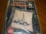 Homespun Tole 'n Accents By Bernat X16" Pillow Kit Daisy FENCE#1703-00(CS7. Fixed Price $19.99.