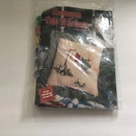 Vintage 1994 Bernat Wash Day Homespun Tole Accents Kit Country Pillow Project. Fixed Price $19.95.